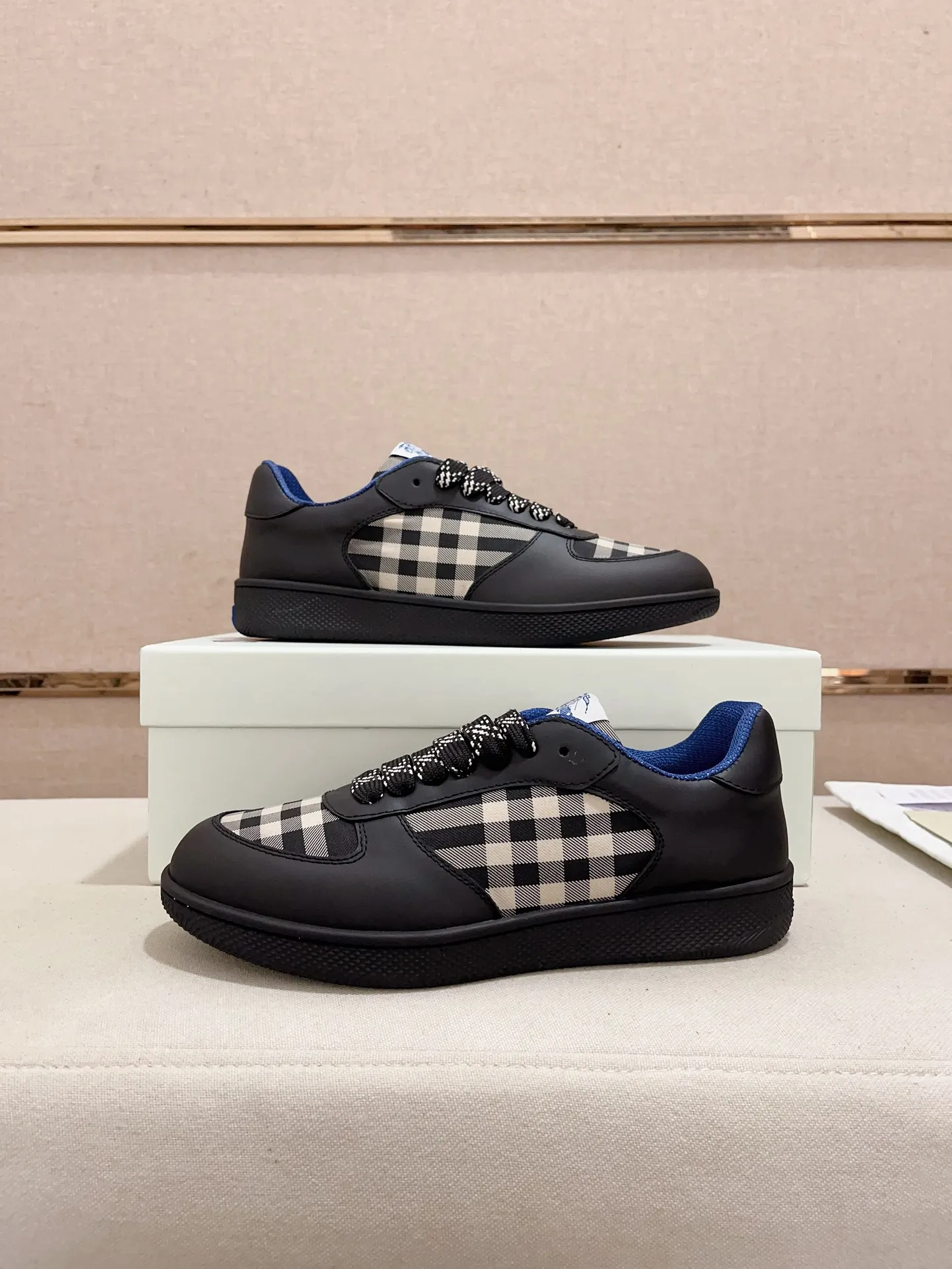Men's shoes💰: 620💰Top version🥳◾️▫️The new Burberry men's classic low-top sneakers are reinterpreted with Vintage retro plaid cotton material and calfskin, decorated with a new brand logo. First-layer cowhide lining, embossed Burberry logo on the heel, and original TPU outsole! Code number: 38-45. Women's sizes and 46 can be customized.